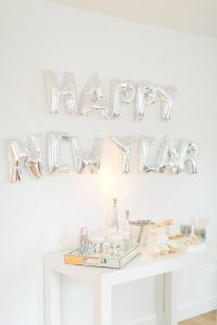 decoração de ano-novo no branco