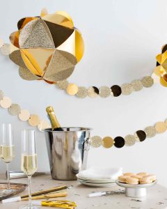 decoração para ano-novo com fitas na parede