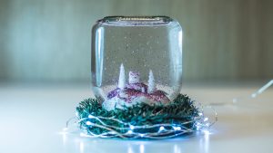 globo de neve com pisca-pisca ao redor
