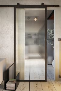 porta de correr de vidro aramado no banheiro