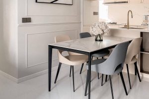 cadeiras e mesa de jantar em tons neutros