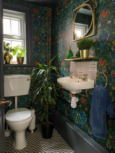 lavabo pequeno com papel de parede