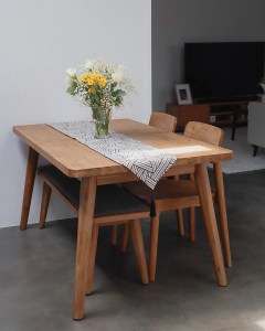 mesa de jantar com cadeiras e banco