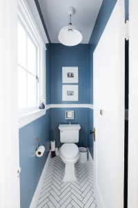 pequeno lavabo em tom azul