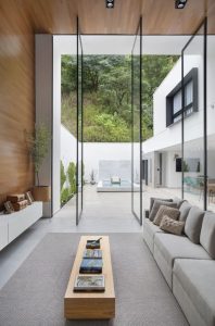 sala com pe direito duplo com portas pivotantes