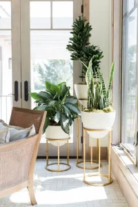 Planta-artificial-para-sala-com-vaso-branco-e-suporte-dourado-foto-Travis-j-Photography