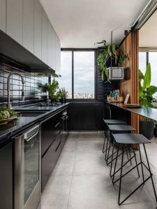cozinha escura com ilha