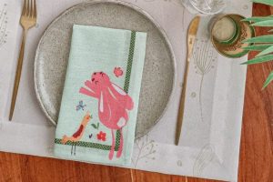 guardanapo com estampa de coelho para mesa na Páscoa