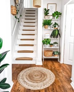 hall de entrada no estilo boho com escada