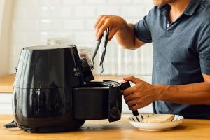 homem usando air fryer