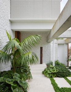 fachada com plantas