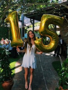 debutante com vestido curto