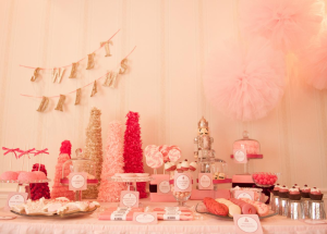 festa infantil cor-de-rosa com mesa decorada