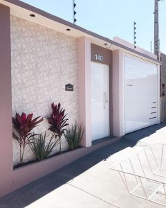 fachada de muro com cor e portão moderno