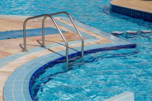 corrimão de piscina