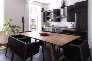 Cozinha de madeira com preto