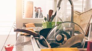 bancada da cozinha cheia de louça suja