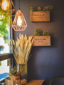 espaço decorado e iluminado
