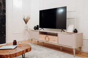 rack longo de cor neutra de TV