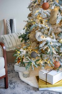 árvore de natal natural em tons metálicos
