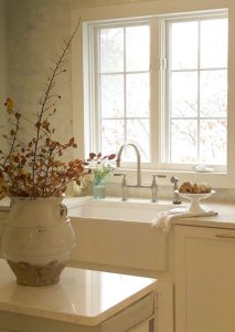 cozinha em branco quente e iluminação natural