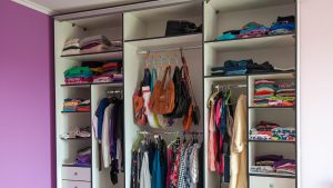 guarda-roupa organizado
