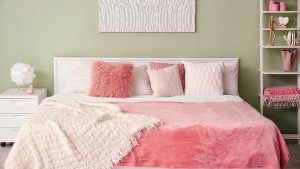 quarto com tons de rosa e verde