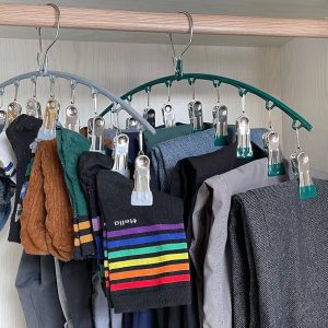roupas em cabides organizadores com presilhas