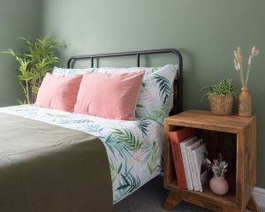 cor verde-sálvia e rosa na decoração de quarto