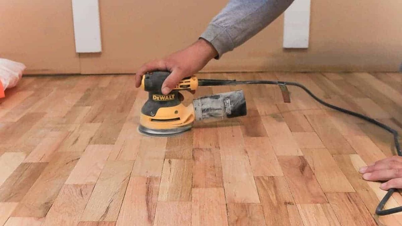 lixamento de piso antigo de madeira