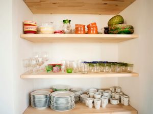 Como organizar o armário da cozinha
