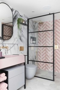 parede de azulejos em área de box em banheiro pequeno