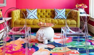 tapete e parede com cores fortes em sala de estar erros que fazem a casa parece bagunçada