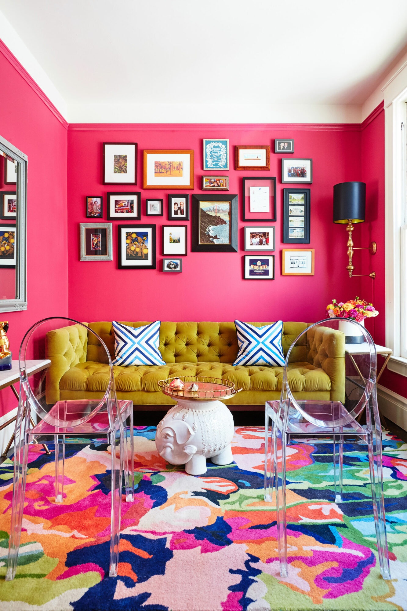 tapete e parede com cores fortes em sala de estar