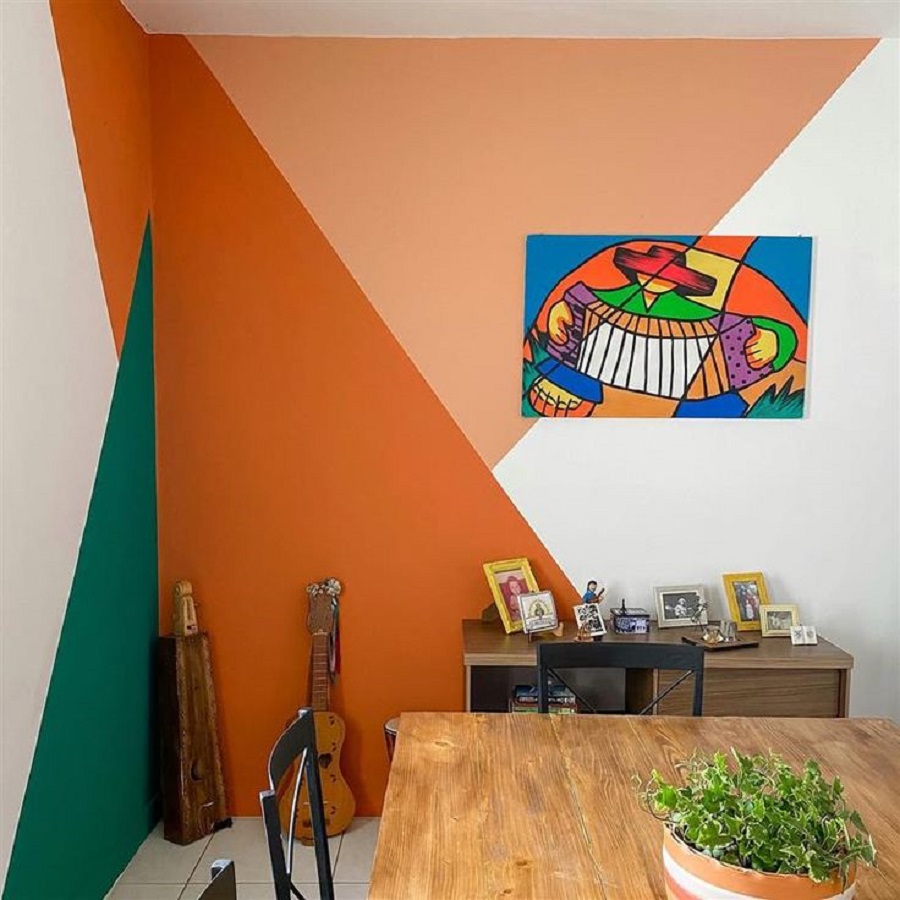 sala colorida com paredes geométricas