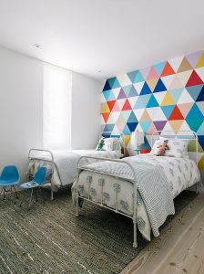 parede de destaque geométrica em quarto infantil