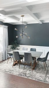 sala de jantar com meia parede em cinza-escuro