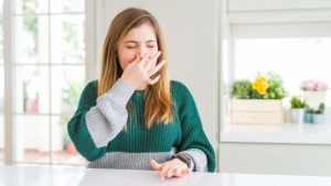Hábitos que estão fazendo sua casa cheirar mal sem você perceber