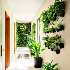 corredor com jardim vertical e plantas no chão