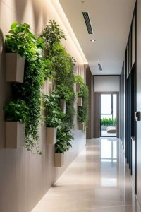 corredor longo com jardim vertical