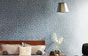 quarto com papel de parede discreto