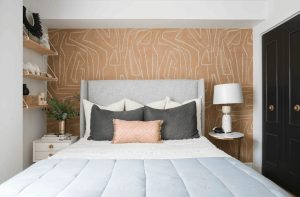quarto de casal com combinação de papel de parede e tinta