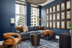 sala de estar com paredes em azul-marinho