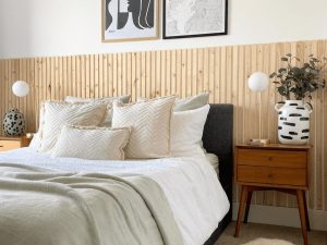 meia parede de quarto com painel de madeira