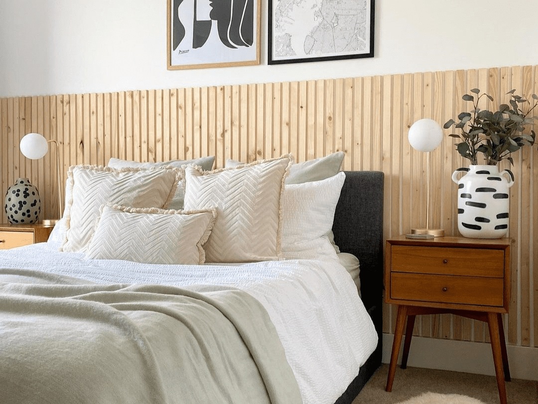 meia parede de quarto com painel de madeira