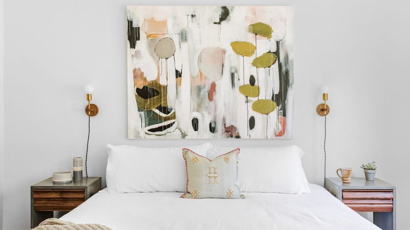 quadro grande em parede de cabeceira da cama