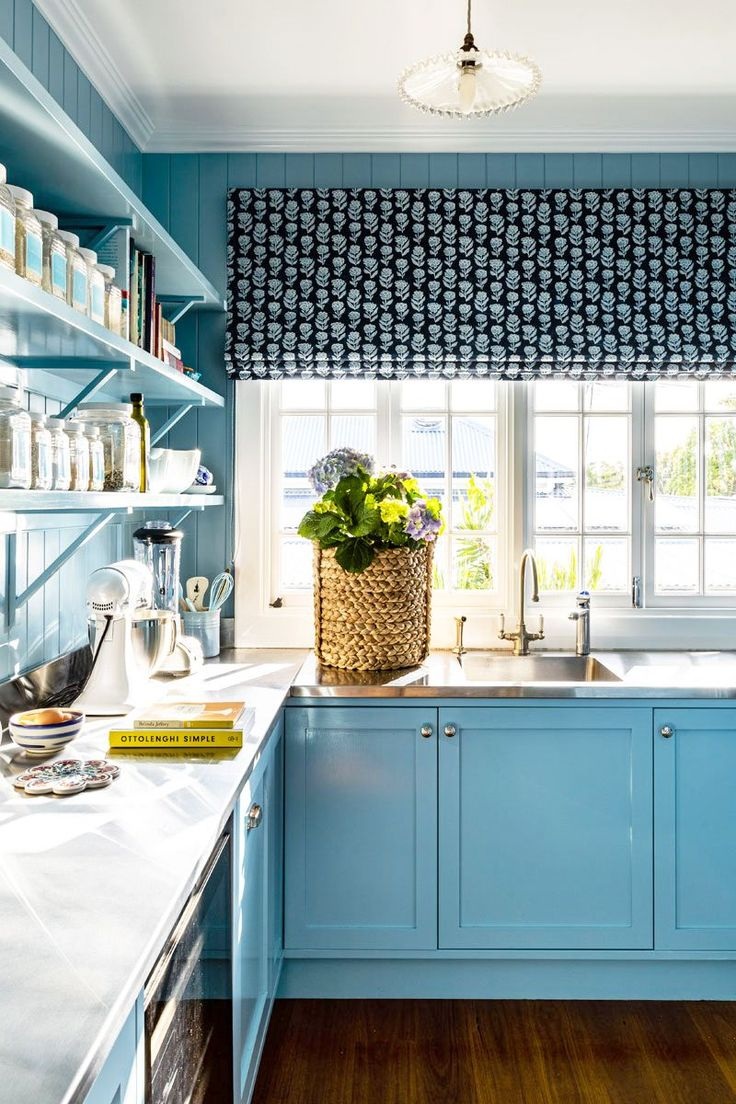 cozinha azul com cortina estampada