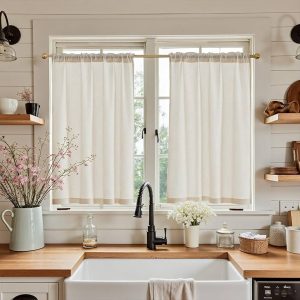 janela de cozinha com cortinas brancas