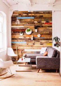 parede de sala pequena com pedaços de madeira