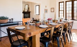 Sala com mesa de jantar perfeita de madeira